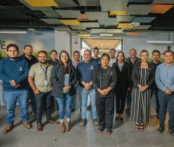 Foto grupal del equipo de diferentes áreas de la empresa dentro de las oficinas centrales de Avigrupo