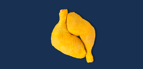 Dos piezas de pollo del corte pierna-muslo con piel de la marca Avigrupo sobre fondo azul