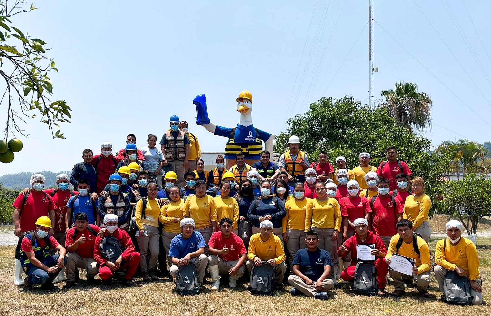 Fotografía grupal del equipo de trabajo de la planta de Avigrupo en Ceiba celebrando 1 año sin accidentes