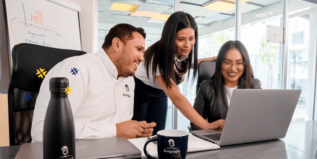Equipo de logística de Avigrupo preparando una entrega a partir de un pedido realizado por un cliente