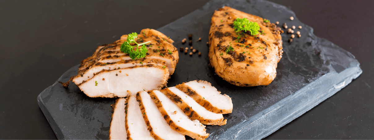 Pechuga al horno condimentada con diferentes tipos de pimientos acompañada con hierbas de olor