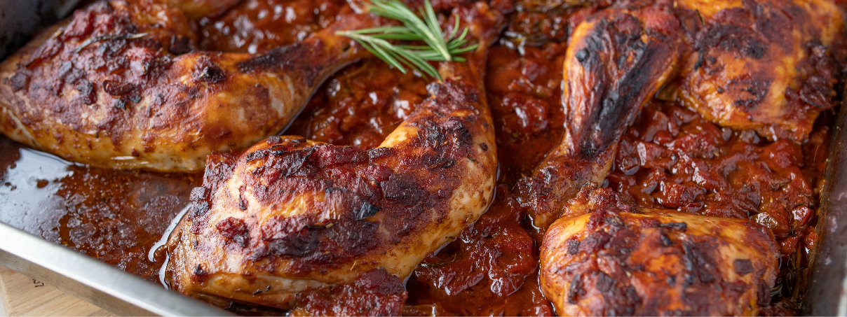 Pollo adobado al horno acompañado de papas con un toque de romero
