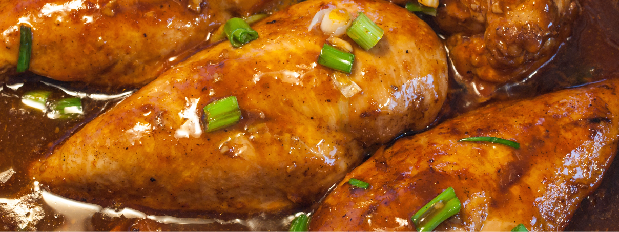 Pierna de pollo en chile morita en caldillo de jitomate condimentado con cebolla y ajo